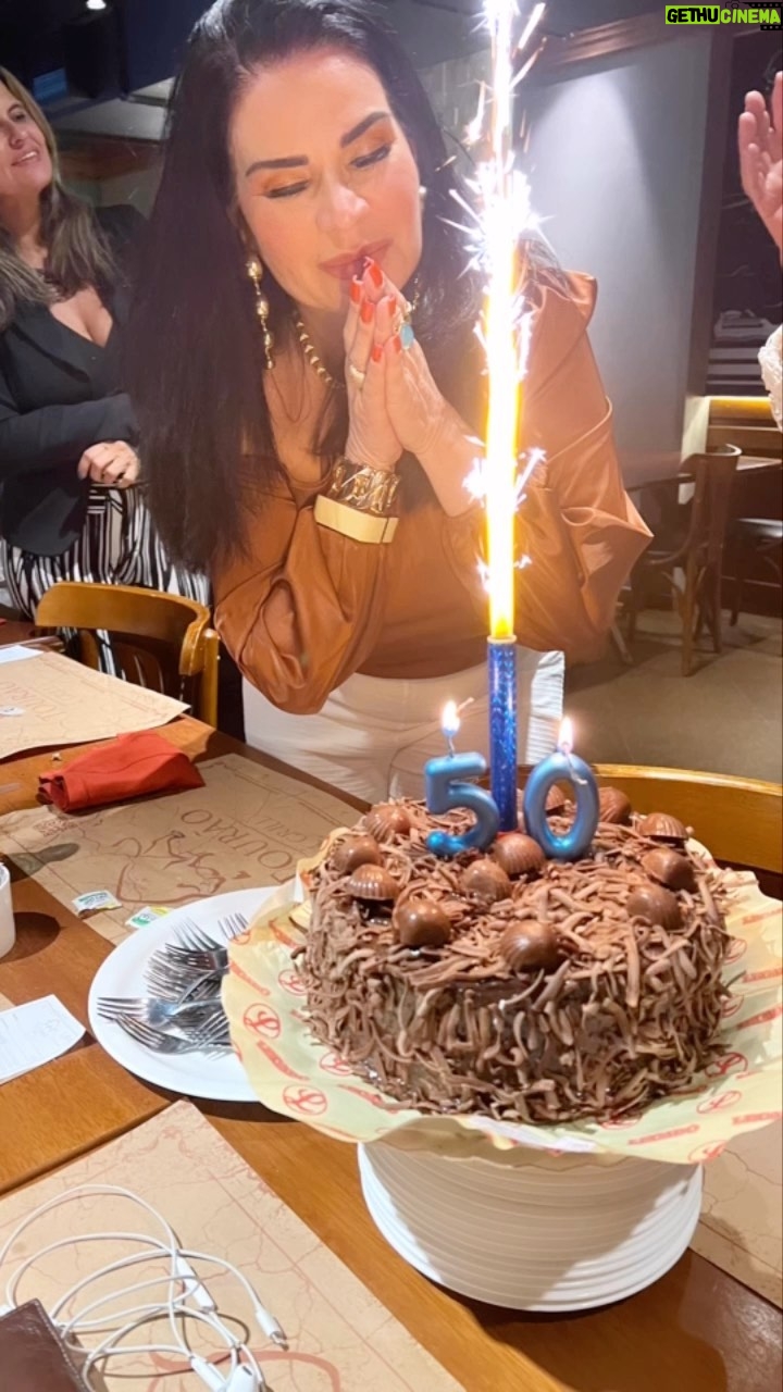 Solange Gomes Instagram - Ontem comemorei meu aniversário . Optei por uma celebração discreta. Já havia decidido desde o início do ano que mesmo completando 50 aninhos, não faria uma grande festa como nos anos anteriores. Hoje, priorizo a saúde, felicidade e paz interior. Obrigada 🙏 ao meu Deus por ter me permitido realizar tantos sonhos neste meio século de vida.