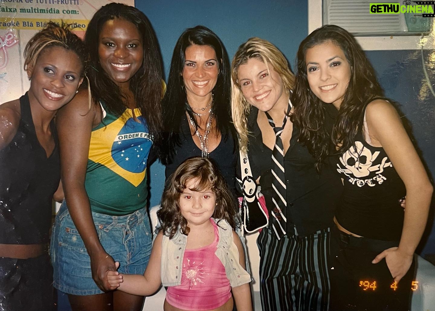 Solange Gomes Instagram - Aquela moça linda que hoje está brilhando em @agrandeconquista na @recordtvoficial era fã do grupo Rouge e em 2005, a mamãe da Stephanie a levou para assistir ao show e conhecer todas integrantes no camarim. @alinewirley @limartinsoficial @karinhils @fantinetho @gomessolange E aí? A nossa Stephanie mudou muito?