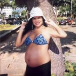 Solange Gomes Instagram - Chegou maio. Mês das mães e também do meu aniversário (12/05). Fazendo arrumações, achei esta foto aqui em casa. Dezembro de 1999, grávida de 7 meses da @stephaniegomees ♥️