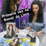 Solange Gomes Instagram – Autografei meus livros ontem na Bienal do Livro. Ao passear pelo evento,  veio muito forte em minha memória o tempo em que trabalhei como recepcionista nos stands de vários eventos no Rio Centro, inclusive da própria Bienal. Jamais imaginei que um dia eu estaria ali novamente trabalhando, não como recepcionista e sim como autora. Acredite em você. Desistir jamais. Obrigada @labuck__  pelo convite. #bienaldolivro #autora