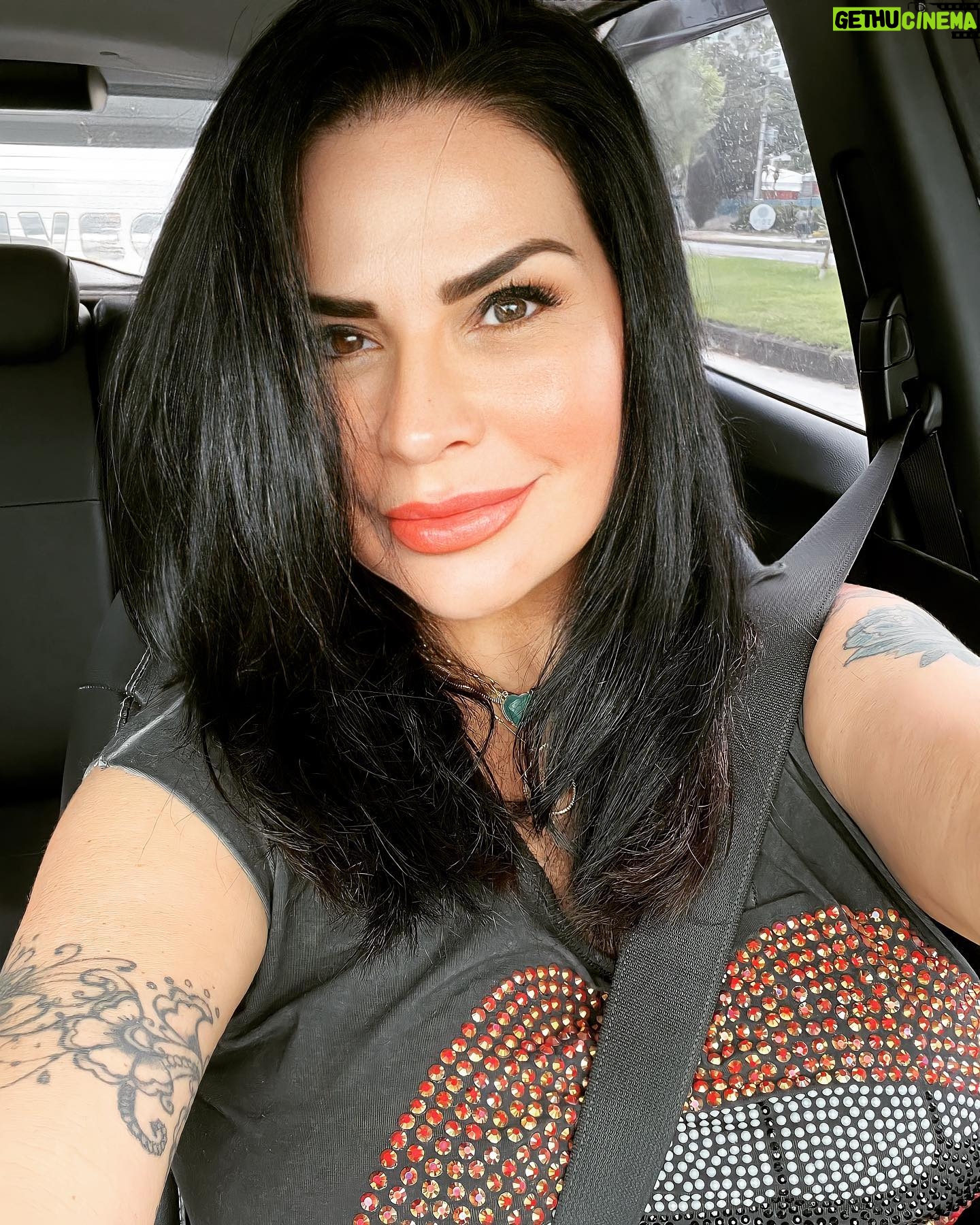 Solange Gomes Instagram - Em breve, atendendo a tantos pedidos, meus segredinhos para pele, cabelos, saúde, maquiagem. Me digam por onde devo começar. Lembrando que vou completar 50 anos agora dia 12 de maio e os cuidados com a saúde em geral aumentaram. Digam aí, o que querem saber sobre todos os meus procedimentos? #beleza #pele #pelemadura #belaaos50