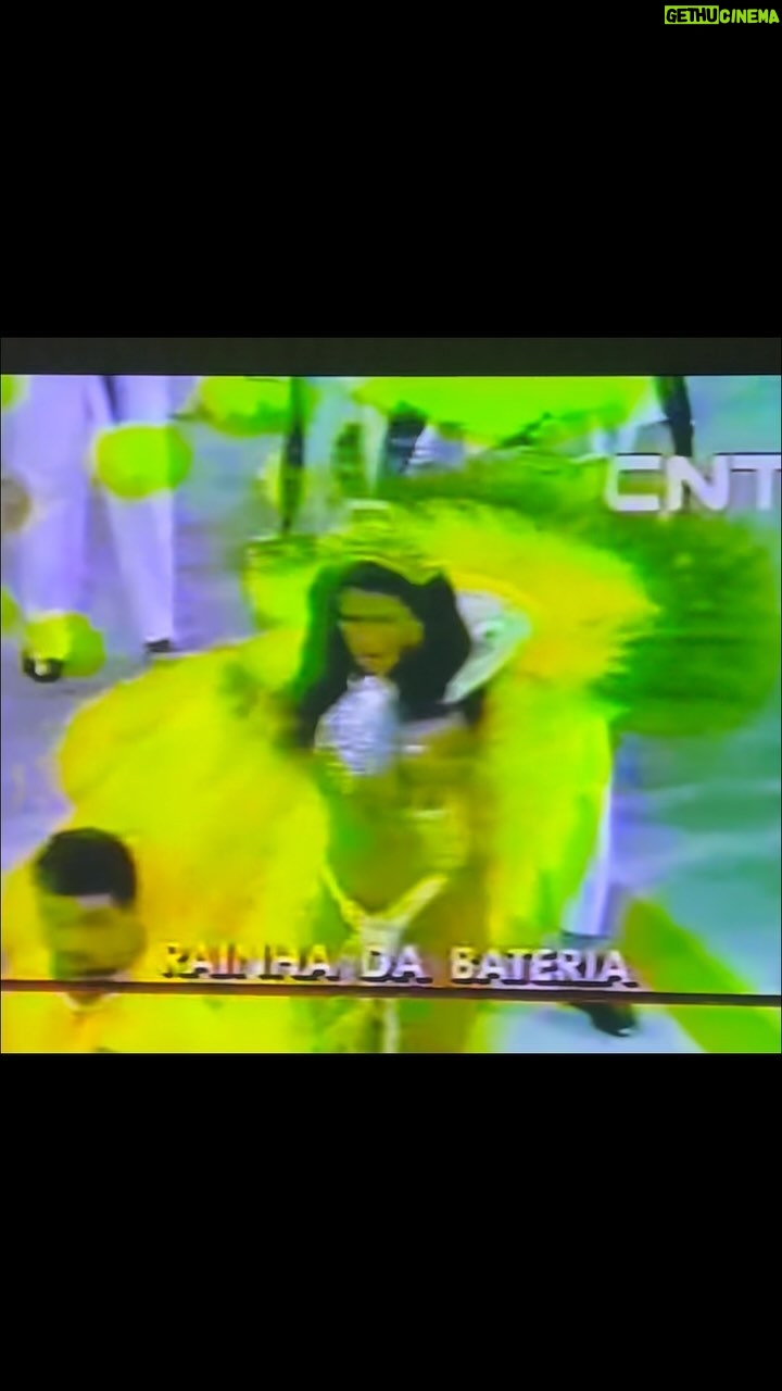 Solange Gomes Instagram - “Quem é ela?” perguntou o locutor em 1997 na minha estreia como rainha de bateria da São Clemente. A pobi da modelo aqui iniciando no carnaval e a escola de samba não enviou meu nome para a emissora CNT 🤦🏻♀️😩 Mas é assim mesmo, sem luta não há vitória! Pra ficar melhor ainda, quando cheguei na concentração, nada de camarote e credencial bora voltar a pé no meio da multidão caminhando umas 2 horinhas até o metrô de volta pra casa. 😩🤦🏻♀️ Eu tenho orgulho demais!