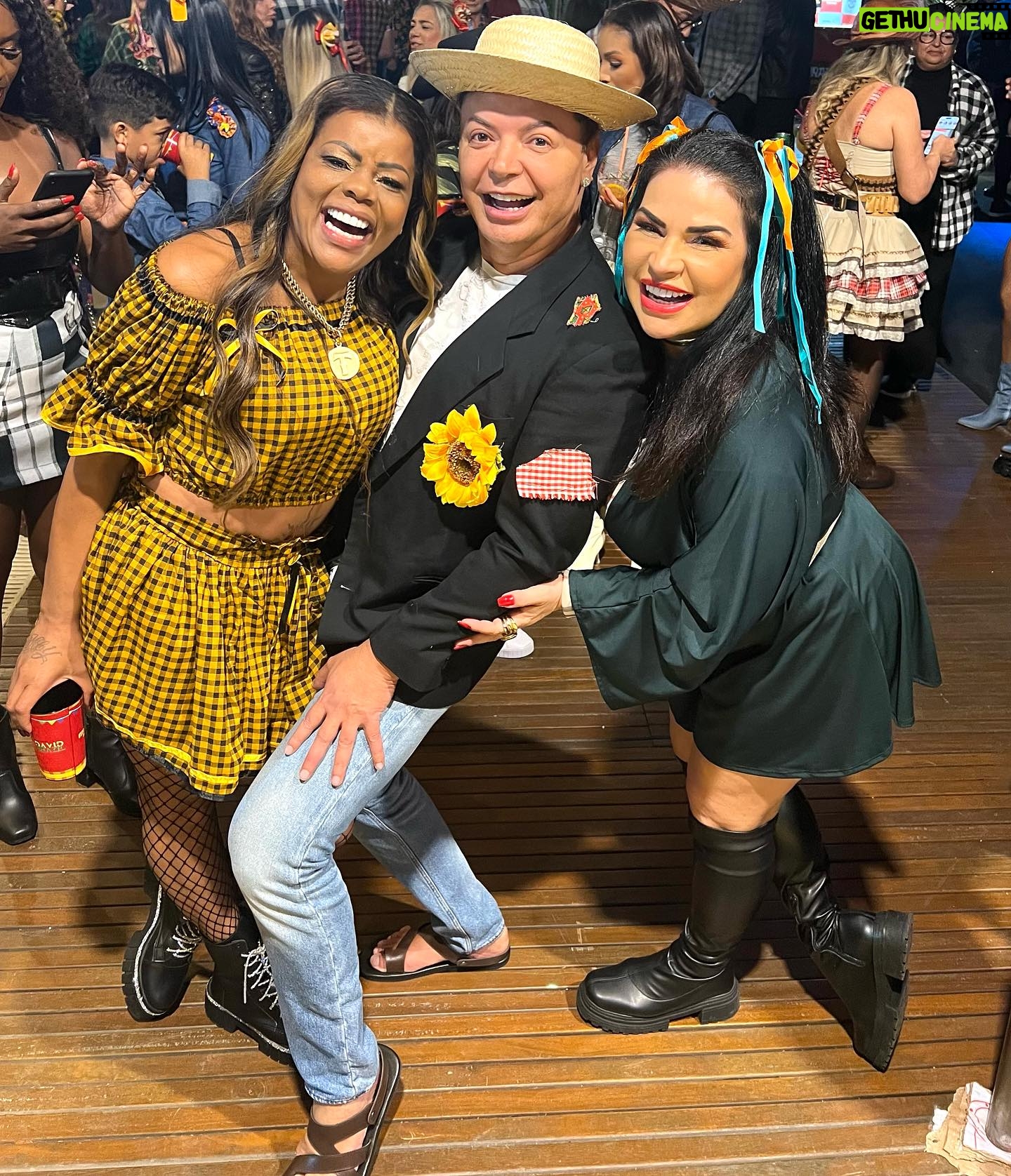 Solange Gomes Instagram - E esse reencontro com minha migs @tatiquebrabarraco no Arraiá do meu cumpade @davidpixbet ♥️♥️♥️ Saudades!!! #afazenda13 #arraiadodavidbrazil