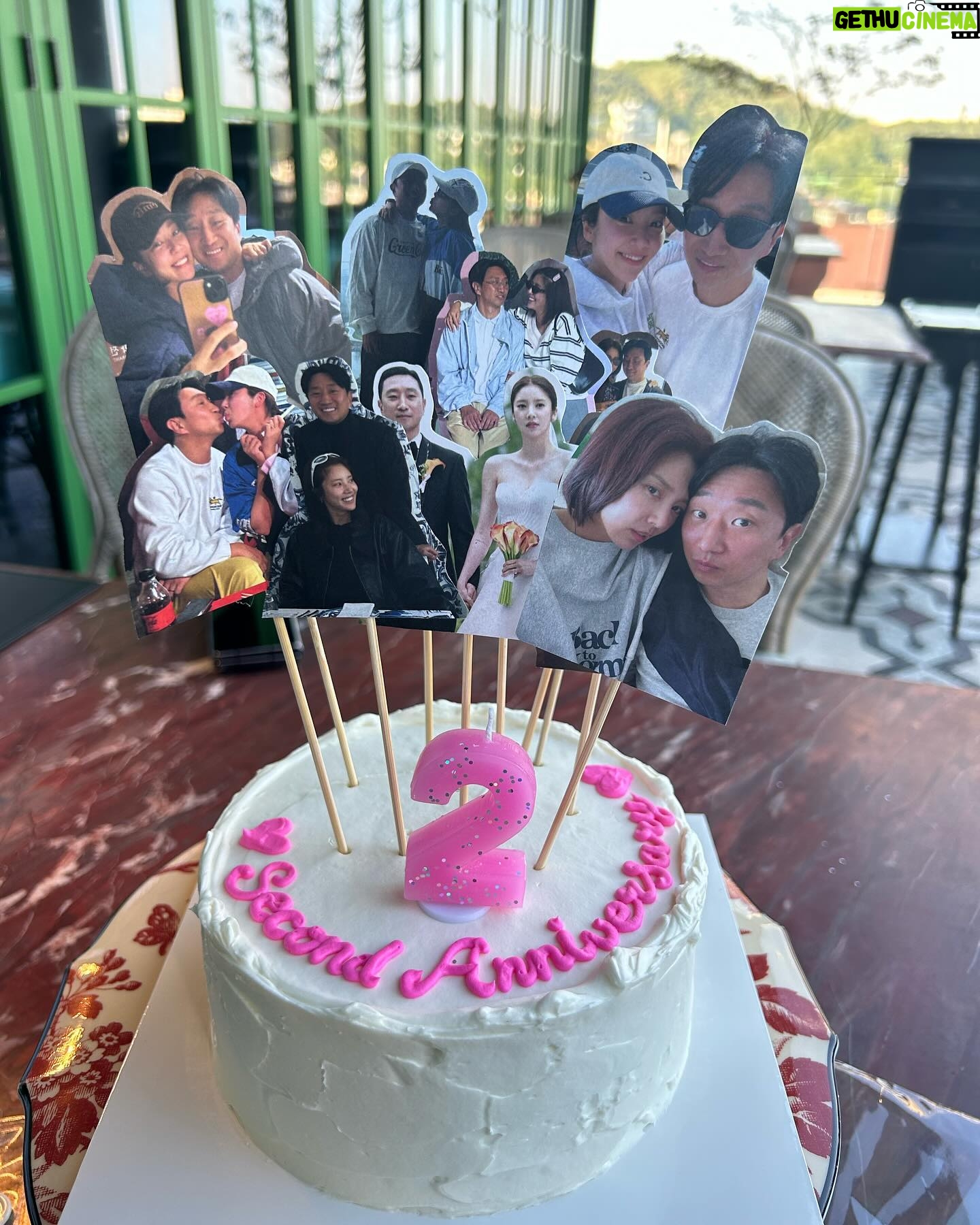 Son Dam-bi - 4K Likes - 2nd Anniversary❤️
벌써 2주년이라니
늘 나에게 행복을 주는 내 남편☺️
지금이 나의 황금기야
감사하고 사랑해 🤞🏻
지금처럼 행복하게 고고하자♥️😘