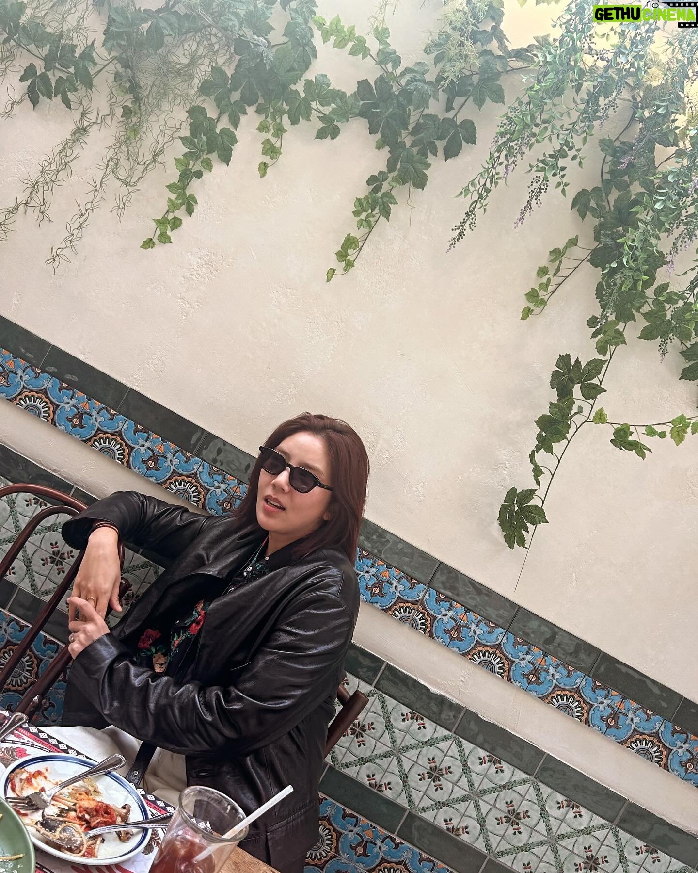 Son Dam-bi Instagram - 폭풍 수다🥰 so happy sunday😘 with @hyoni_kang