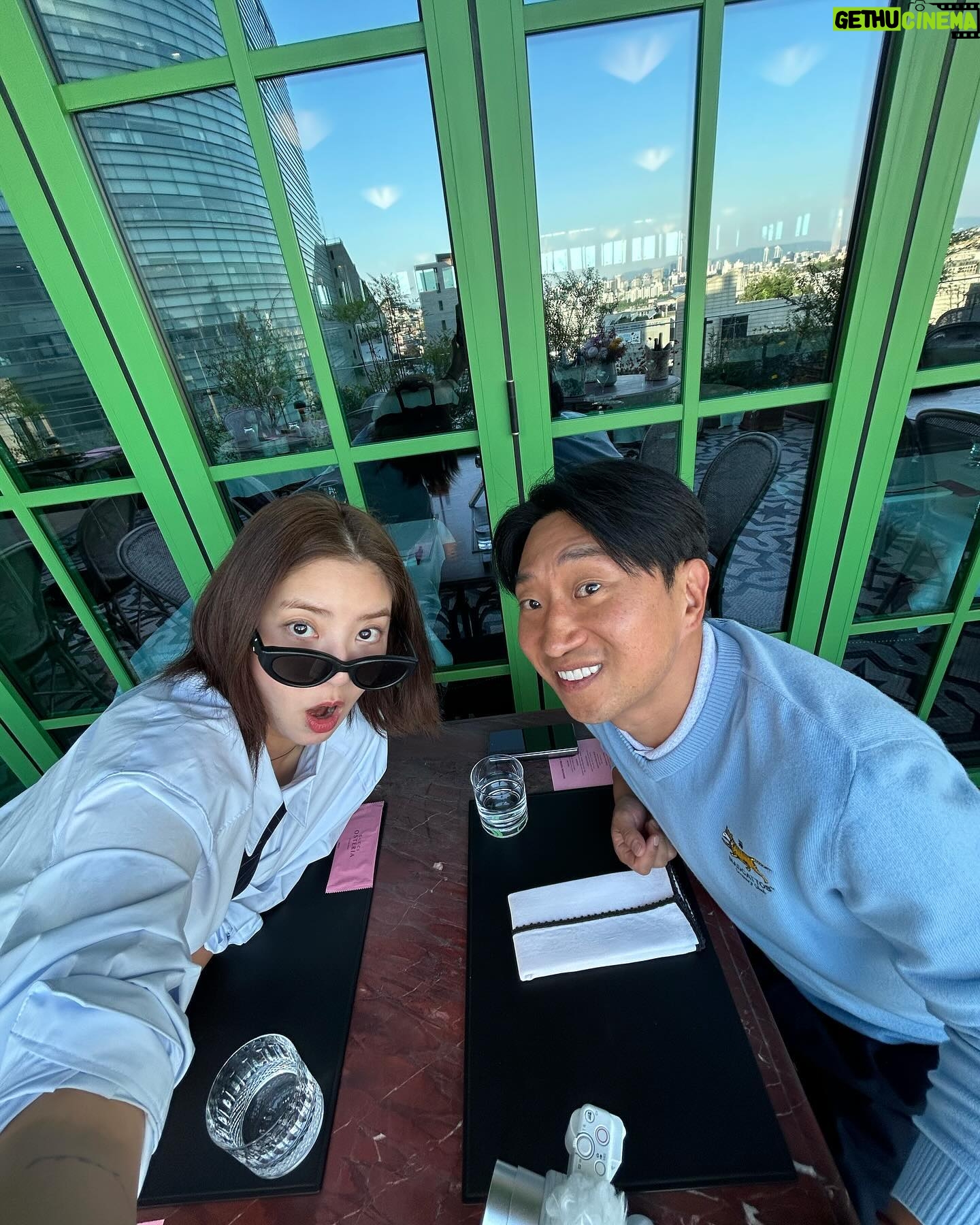 Son Dam-bi - 4K Likes - 2nd Anniversary❤️
벌써 2주년이라니
늘 나에게 행복을 주는 내 남편☺️
지금이 나의 황금기야
감사하고 사랑해 🤞🏻
지금처럼 행복하게 고고하자♥️😘