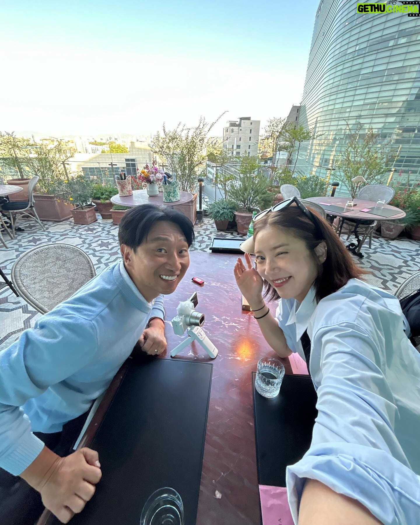 Son Dam-bi - 4K Likes - 2nd Anniversary❤️
벌써 2주년이라니
늘 나에게 행복을 주는 내 남편☺️
지금이 나의 황금기야
감사하고 사랑해 🤞🏻
지금처럼 행복하게 고고하자♥️😘