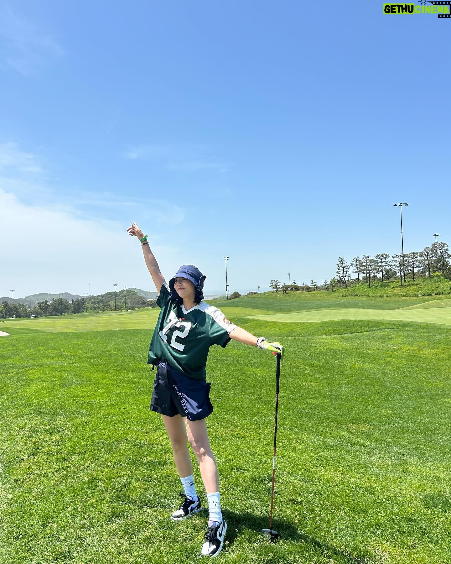Son Dam-bi Instagram - 아픈 걸 모두 잊게 하는 7th 그린컵 데이🌸⛳️ 모든 게 완벽했다 너무 고생한 언니에게 박수를👏👏♥️ @limji0509 @thegreencup.official