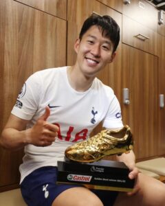 Son Heung-min Instagram - 400 appearances at our club is a special milestone and a really proud feeling for me and my family. Last night was not the result we wanted, but to look back on this time so far with you all, I feel a feeling of joy and pride, and I am so thankful for you all making London my second home. 🤍 @spursofficial