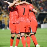 Son Heung-min Instagram - 대표팀 소집을 잘 끝내고 영국으로 안전하게 복귀했습니다. 요번 소집은 선수들한테 더욱 고마운 마음이 드는 기간이었던 거 같습니다 어려운 분위기 속에서 각자 개인적인 마음들은 접어 두고 팀을 위해서 헌신하는 마음과 노력이 팀을 이끄는 주장으로써 자랑스러웠습니다. 또 한 번 영광스러운 자리를 같이 할 수 있어서 특별한 소집이었고 춥고 더운 날씨였는데 팬분들의 사랑 덕분에 따뜻했고 시원했습니다 저희가 한 발짝 한 발짝 더 뛸 수 있는 동기부여와 많은 사랑 보내주셔서 감사하다는 말로 부족할 정도로 감사합니다. 시즌이 얼마 남지 않았지만  팬분들도 행복할 수 있고 저도 행복 축구할 수 있도록 최선을 다하겠습니다 ❤