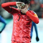 Son Heung-min Instagram - 대표팀 소집을 잘 끝내고 영국으로 안전하게 복귀했습니다. 요번 소집은 선수들한테 더욱 고마운 마음이 드는 기간이었던 거 같습니다 어려운 분위기 속에서 각자 개인적인 마음들은 접어 두고 팀을 위해서 헌신하는 마음과 노력이 팀을 이끄는 주장으로써 자랑스러웠습니다. 또 한 번 영광스러운 자리를 같이 할 수 있어서 특별한 소집이었고 춥고 더운 날씨였는데 팬분들의 사랑 덕분에 따뜻했고 시원했습니다 저희가 한 발짝 한 발짝 더 뛸 수 있는 동기부여와 많은 사랑 보내주셔서 감사하다는 말로 부족할 정도로 감사합니다. 시즌이 얼마 남지 않았지만  팬분들도 행복할 수 있고 저도 행복 축구할 수 있도록 최선을 다하겠습니다 ❤