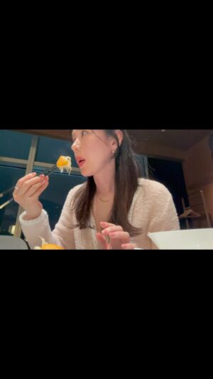 Son Ye-jin Instagram - 일이 끝난후 맛있는거 먹을때 너무나 행복해요🤭
나 심하게 행복해 보인다아…😝
여러분들도 퇴근후 맛저하세요💓