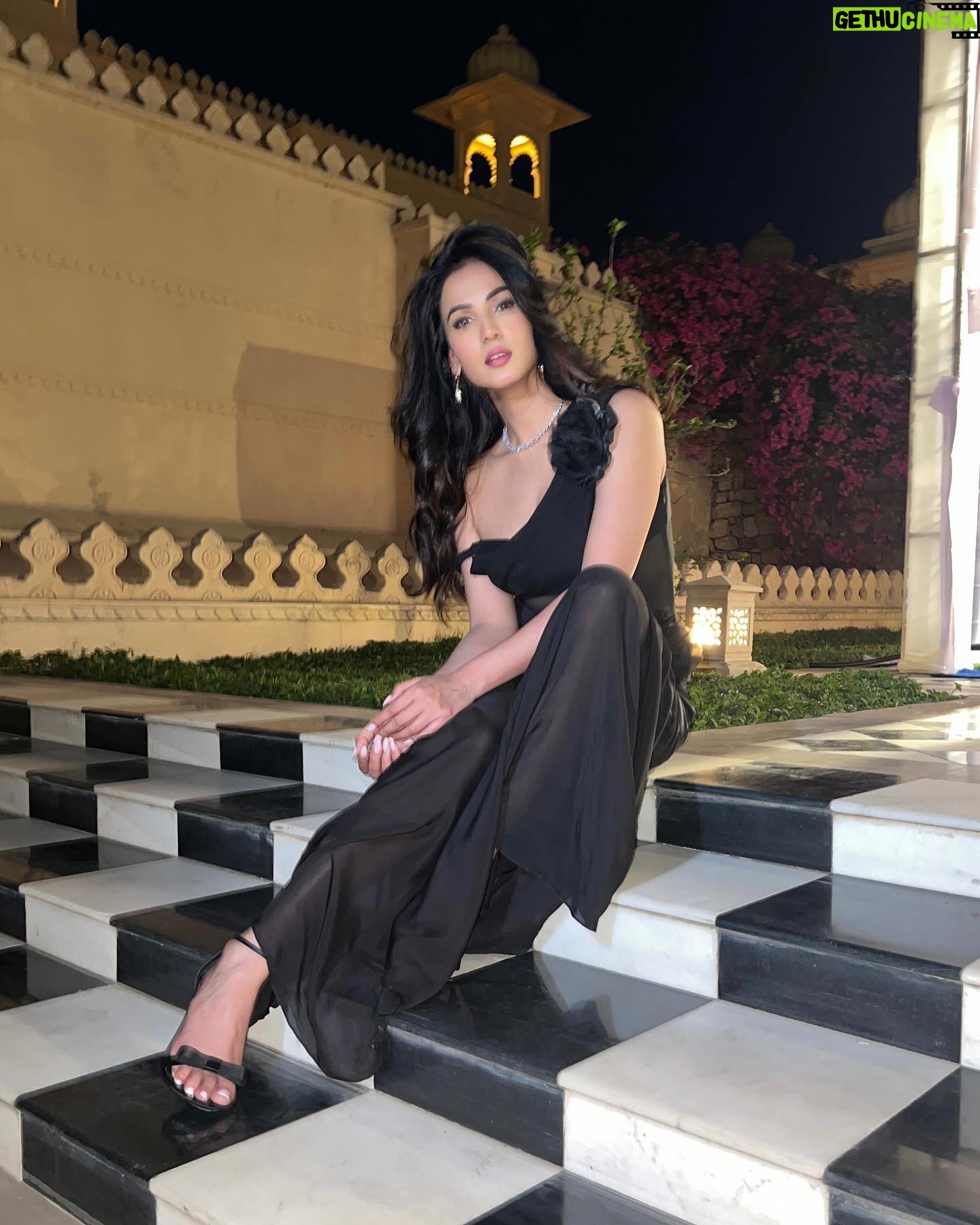 Sonal Chauhan Instagram - 🖤♟️ 🖤 . . . . . . . . . . . . Wearing @deme_love_ Hair by @tejisinghofficial #love #sonalchauhan