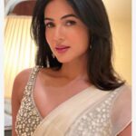 Sonal Chauhan Instagram - Living my vanilla dreams in the beautiful saree by @kavitaaroracouture 🤍🕊️🤍 Which one do you like the best? . . . . . . . . . . . HMU @sandysvanitydrama Saree @kavitaaroracouture #sonalchauhan #love #sonalchauhanstylefiles