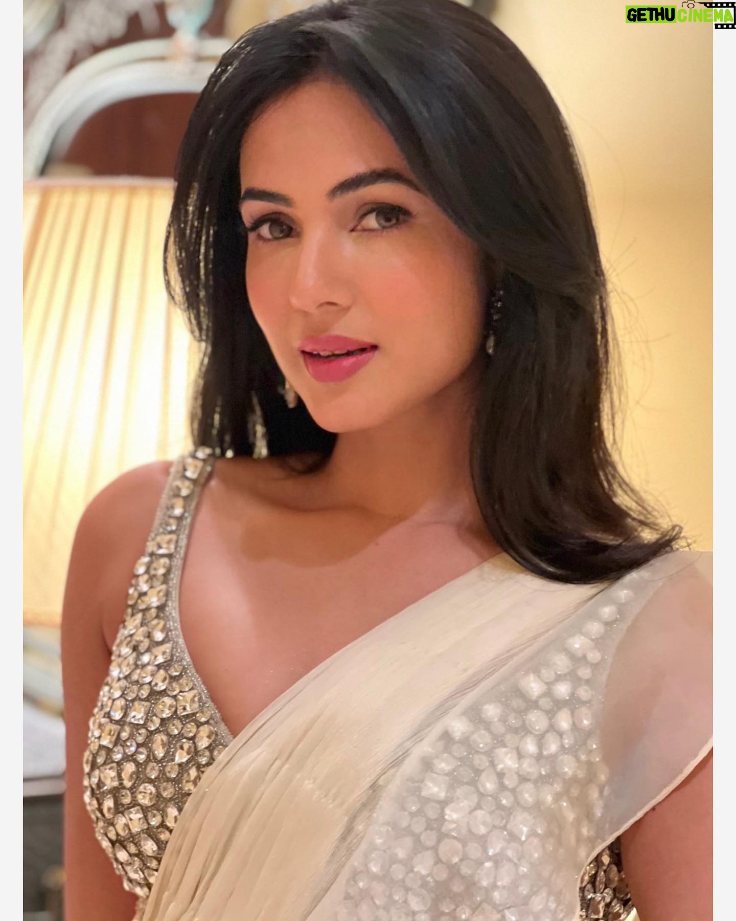 Sonal Chauhan Instagram - Living my vanilla dreams in the beautiful saree by @kavitaaroracouture 🤍🕊️🤍 Which one do you like the best? . . . . . . . . . . . HMU @sandysvanitydrama Saree @kavitaaroracouture #sonalchauhan #love #sonalchauhanstylefiles