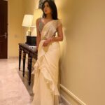Sonal Chauhan Instagram – Living my vanilla dreams in the beautiful saree by @kavitaaroracouture 🤍🕊️🤍
Which one do you like the best?
.
.
.
.
.
.
.
.
.
.
.
HMU @sandysvanitydrama
Saree @kavitaaroracouture 
#sonalchauhan #love #sonalchauhanstylefiles
