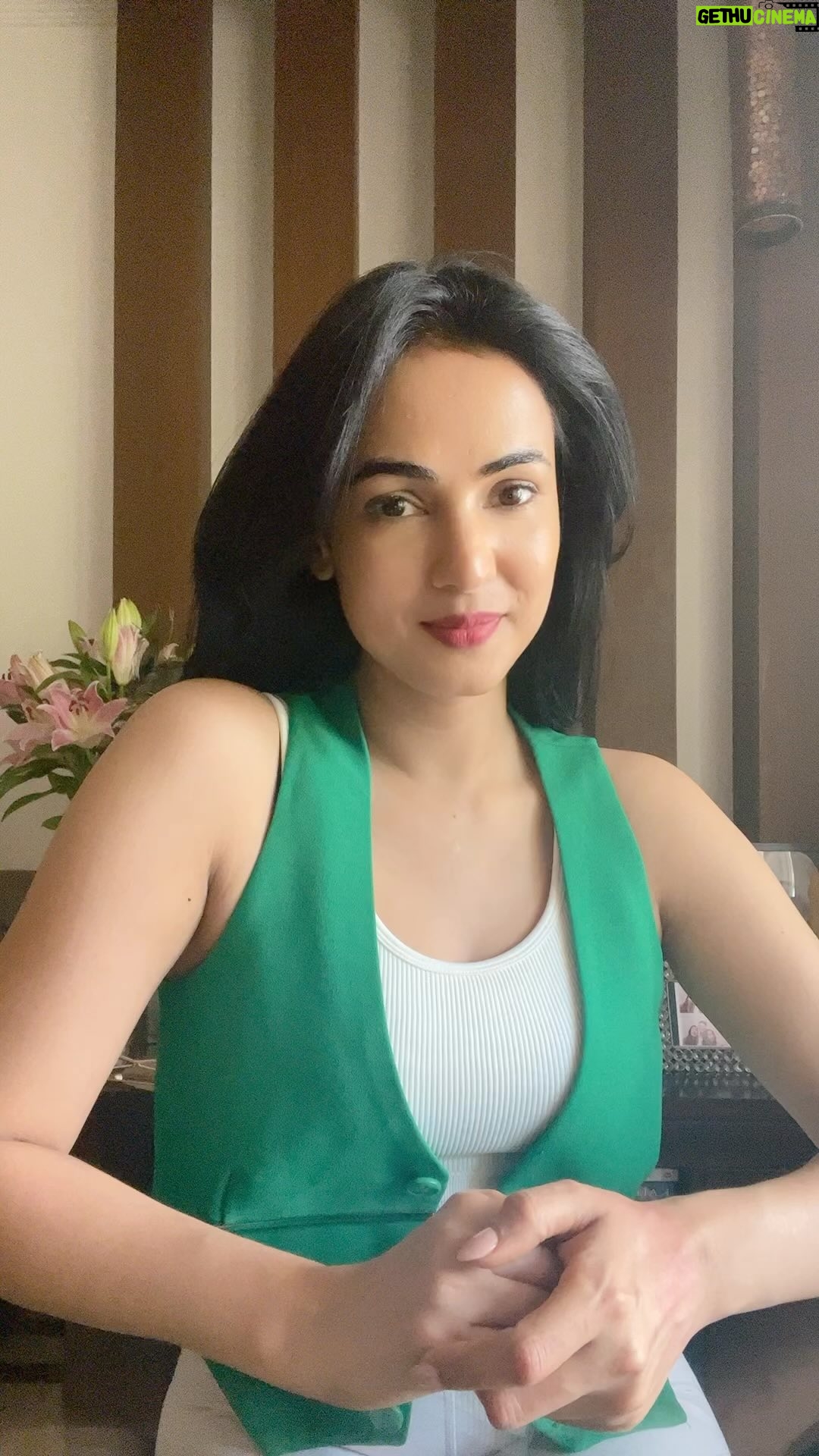 Sonal Chauhan Instagram - #Ad Flight bookings bina Convenience Fee ke? Haan, @EaseMyTrip par possible hai! Say goodbye to those extra charges! #EMTNCF #NoConvenienceFee #EaseMyTrip #DownloadNow
