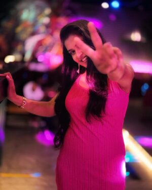 Sonal Kaushal Instagram - Blurry nights in pink spirits 🩷 🎀

Dress @urbanic_in 
📸 @asliutkarsh