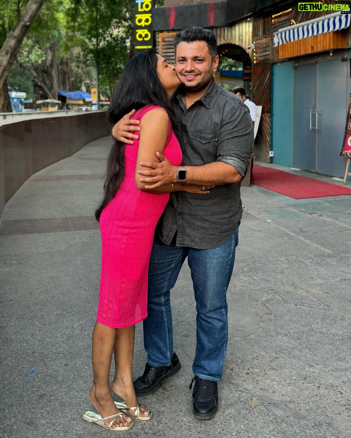 Sonal Kaushal Instagram - Happiest 4th Year Anniversary To My Love Life Morning Afternoon Night My Frnd My Best Friends My Lover My Partner In Crime My Everything Love U The Most :) These 4 years Passed Like A Blink :) Love U Life @the_motormouth