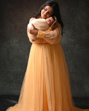 Sonal Kaushal Instagram - Meri pari.. 
I just don’t have words to write anything here. I can’t describe what I feel. It is overwhelming 🙌
I am a Mother❤️ Siara has made me stronger and I’ll always be her strength too. It’s an emotional day for me. Mother’s Day 🥹🩷 
Happy Mother’s Day to all the lovely Mothers in the world 😀
#mothersday #mom #newmom #mommy #motherhood