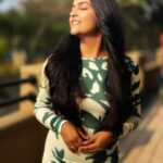 Sonal Kaushal Instagram – Zameen se 2 inch par, hawa pe chalti hun main 🚶 

Outfit @urbanic_in 
Mua @minikamakeup 
📸 @asliutkarsh