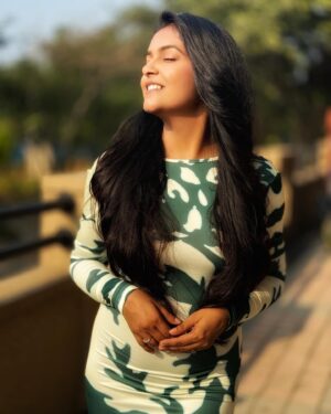 Sonal Kaushal Instagram - Zameen se 2 inch par, hawa pe chalti hun main 🚶 

Outfit @urbanic_in 
Mua @minikamakeup 
📸 @asliutkarsh