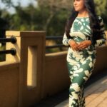 Sonal Kaushal Instagram – Zameen se 2 inch par, hawa pe chalti hun main 🚶
Outfit @urbanic_in
Mua @minikamakeup
📸 @asliutkarsh
