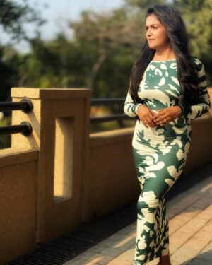 Sonal Kaushal Instagram - Zameen se 2 inch par, hawa pe chalti hun main 🚶 

Outfit @urbanic_in 
Mua @minikamakeup 
📸 @asliutkarsh