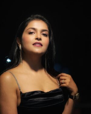 Sonal Kaushal Instagram - Living in the golden era. 

Top @urbanic_in 
Bag @stevemaddenindia 
Watch @guesswatches
📸 @asliutkarsh