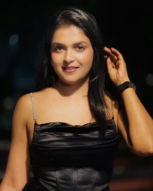 Sonal Kaushal Instagram - Living in the golden era. 

Top @urbanic_in 
Bag @stevemaddenindia 
Watch @guesswatches
📸 @asliutkarsh