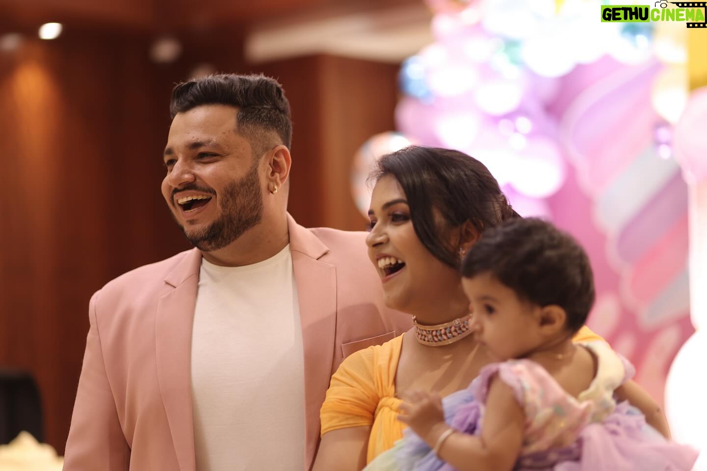 Sonal Kaushal Instagram - Hamari chhoti si Family ❤️ Thank you everyone for the most lovely wishes on our baby’s birthday 😃💗 Jewellery by @kgopl.jewellery Siara’s baby jewellery by @clementinee.in 👗 @vivababe_rent #BabyBali #themotormouthcouple