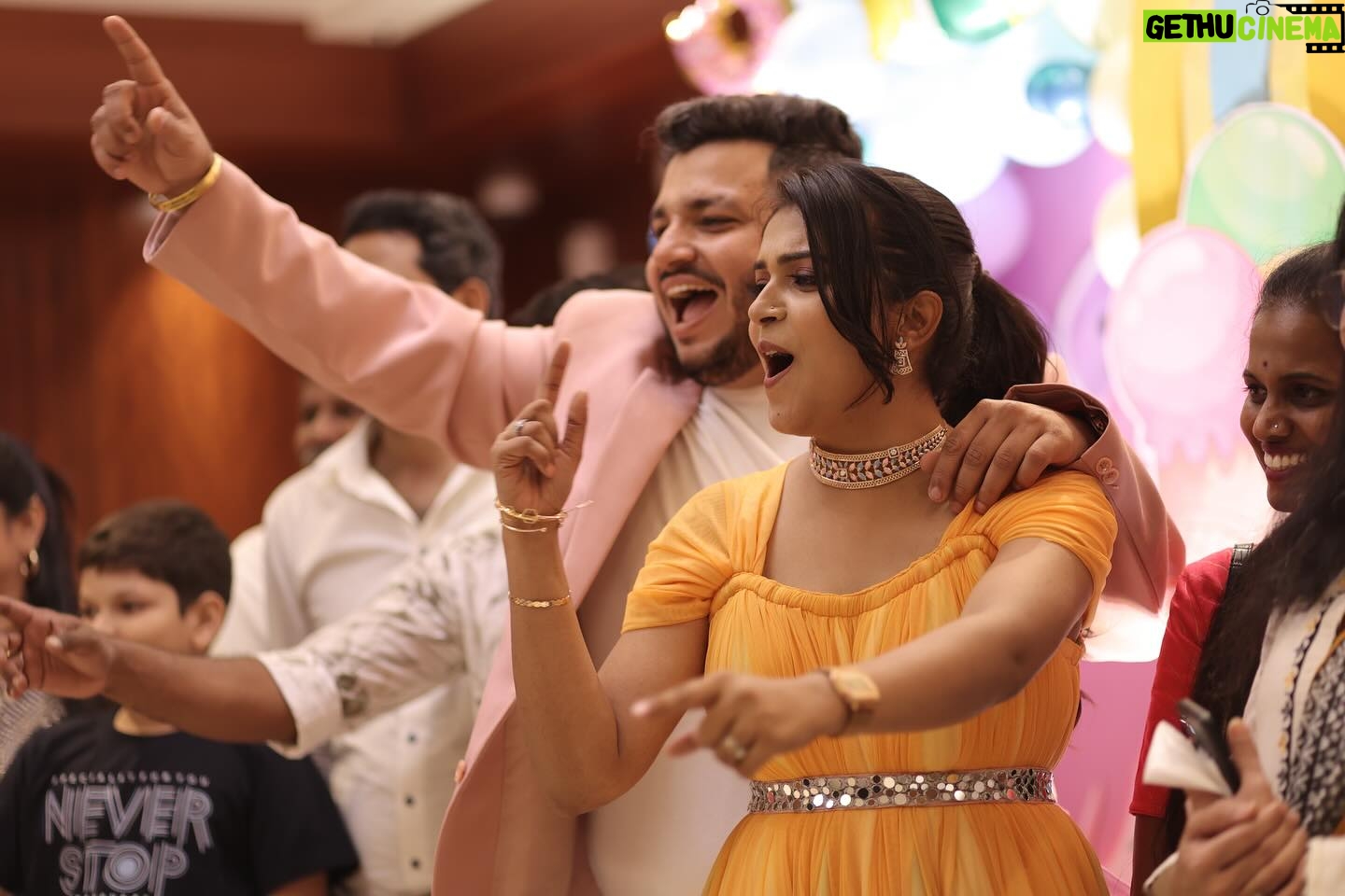 Sonal Kaushal Instagram - Hamari chhoti si Family ❤️ Thank you everyone for the most lovely wishes on our baby’s birthday 😃💗 Jewellery by @kgopl.jewellery Siara’s baby jewellery by @clementinee.in 👗 @vivababe_rent #BabyBali #themotormouthcouple