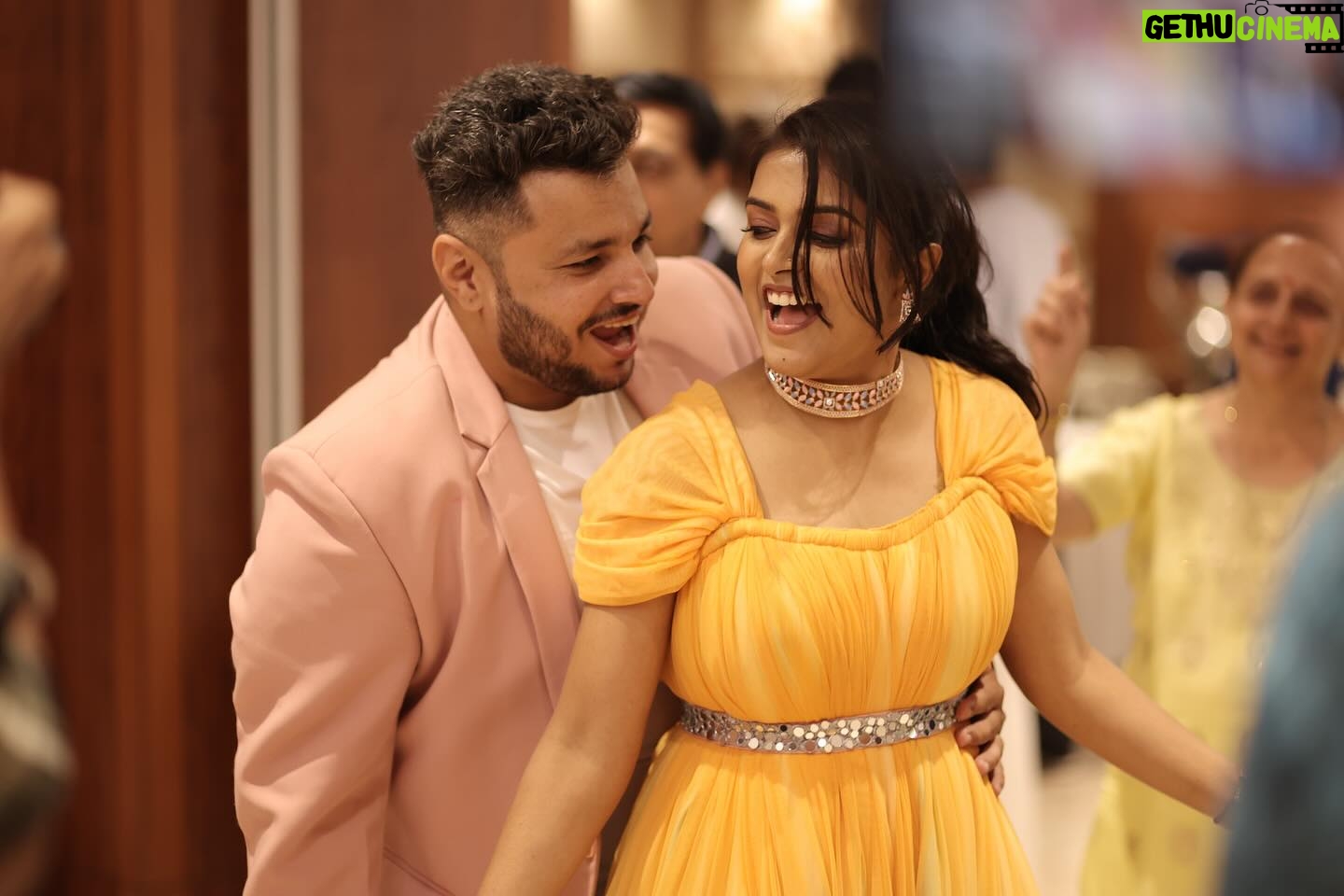 Sonal Kaushal Instagram - Hamari chhoti si Family ❤️ Thank you everyone for the most lovely wishes on our baby’s birthday 😃💗 Jewellery by @kgopl.jewellery Siara’s baby jewellery by @clementinee.in 👗 @vivababe_rent #BabyBali #themotormouthcouple