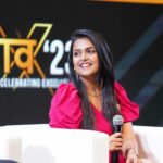Sonal Kaushal Instagram - Just me being the happiest on the stage! Discussing about the Creator Economy at Prabhav’23 for Rigi 😀❤️ #themotormouth #creator