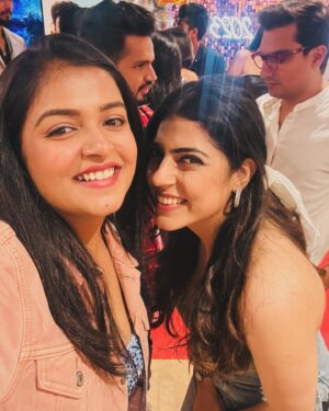 Sonal Kaushal Instagram - Ending the year with team @metaindia was so much fun ❤️
Thank you team Meta @ankit_rihal @shreyajain.301 @akshaythakur27 @anand_ishita ❤️❤️ You guys are the best! 
And aap sab ko dher sara #PyarYou 🤗 hehehehhe Mmmuahhhhhh

👗 by @urbanic_in
