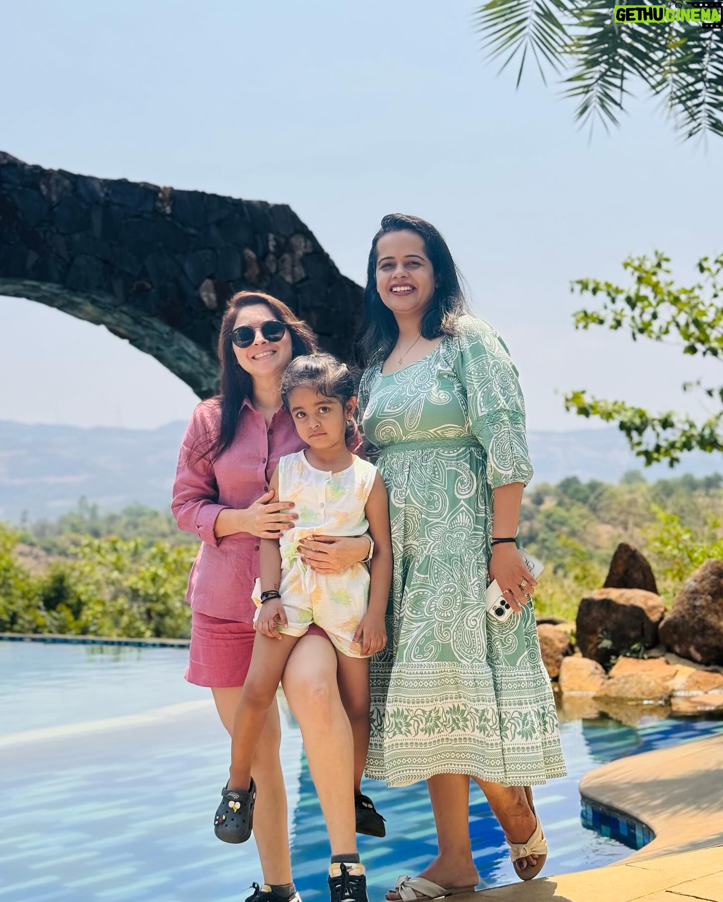 Sonalee Kulkarni Instagram - Fun = Family Friends 🌻 Was a happy birthday indeed 😇 Thank you @kondantheretreat for hosting us! #sonaleekulkarni #marathimulgi #happiness #family #friends #staycation #birthday #love #familytime ❤️