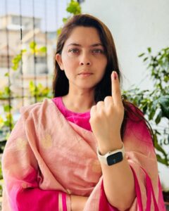 Sonalee Kulkarni Instagram - The face is of pride! I’m proud to have fulfilled my responsibility. Have done it yet? कर्तव्य आणि अधिकार - नाण्याच्या दोन बाजू. कर्तव्य पार पाडल्या शिवाय अधिकार मिळत नाही. लक्षात असूद्या. मतदान करा. #castyourvote