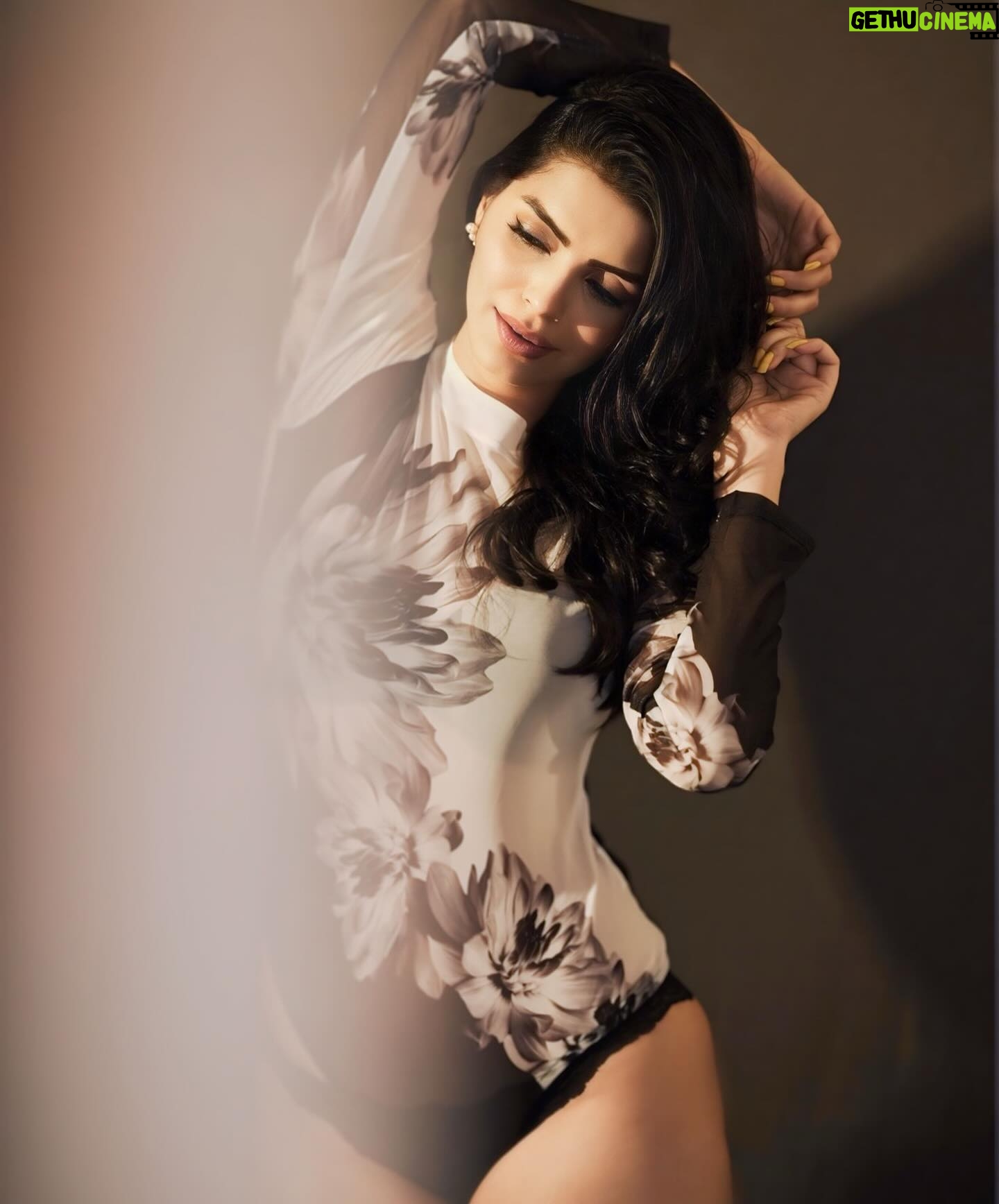 Sonali Raut - 51.4K Likes - Yes/No:Thinking about me?
Makeup @manojkagdamakeuphair
Styling @kavita_sonchatra
.
.
.
.
#instagood #instagram #photooftheday #beautiful #love #fashion #happy #followme #follow #travel #fitness #onepiece #style #sonaliraut