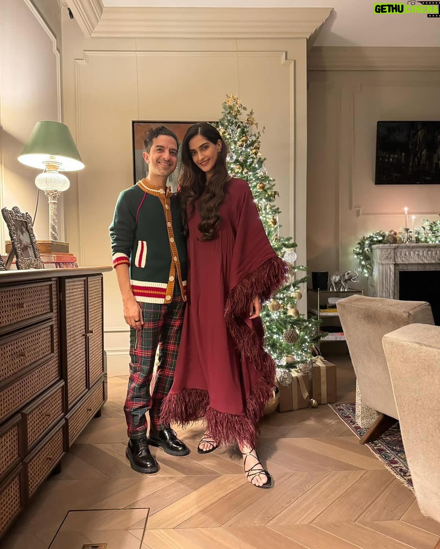 Sonam Kapoor Instagram - Happy birthday @imranamed love you! Thanks for patiently showing vayu all the boats in Venice 😂 over FaceTime
