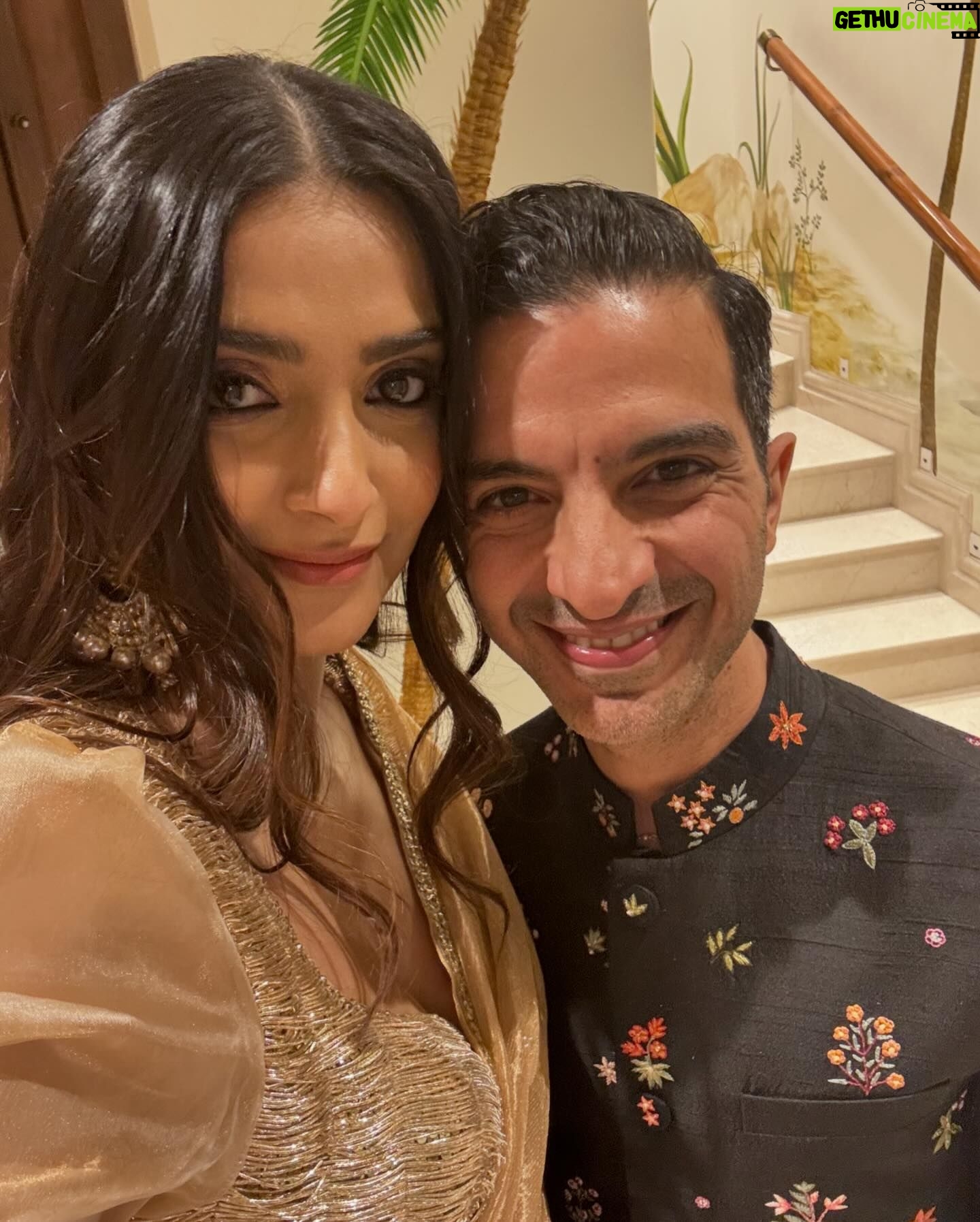 Sonam Kapoor Instagram - Happy birthday @imranamed love you! Thanks for patiently showing vayu all the boats in Venice 😂 over FaceTime