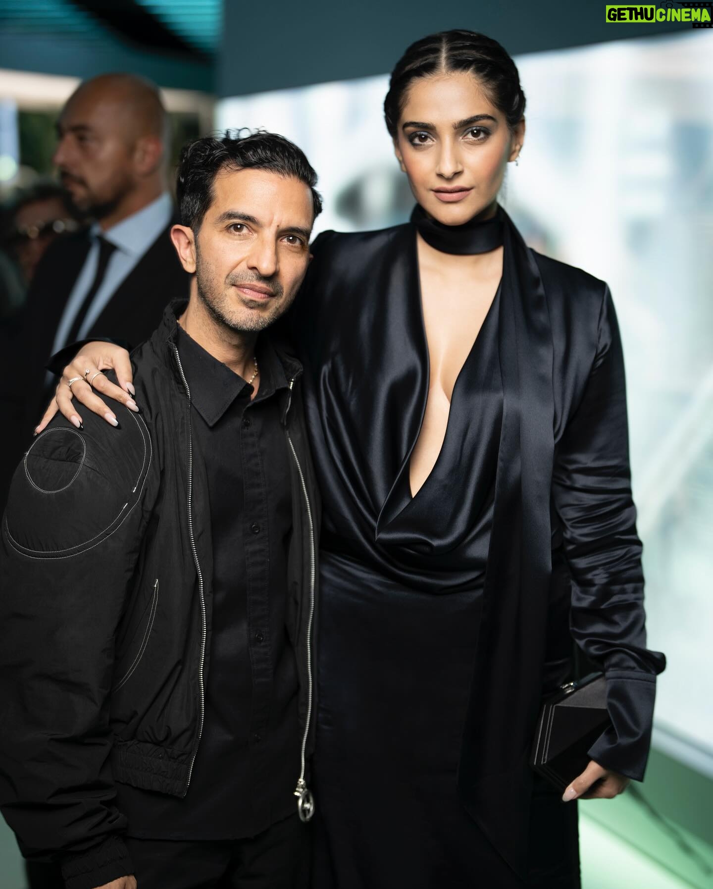 Sonam Kapoor Instagram - Happy birthday @imranamed love you! Thanks for patiently showing vayu all the boats in Venice 😂 over FaceTime