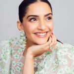 Sonam Kapoor Instagram - For the #sharetheload campaign launch with @ariel.india Outfit @teutamatoshi Shoes @gianvitorossi Make up @namratasoni Hair @hrishidoeshair Styling @rheakapoor @sanyakapoor Asst @anshitajadhwani Photos @kunalgupta91
