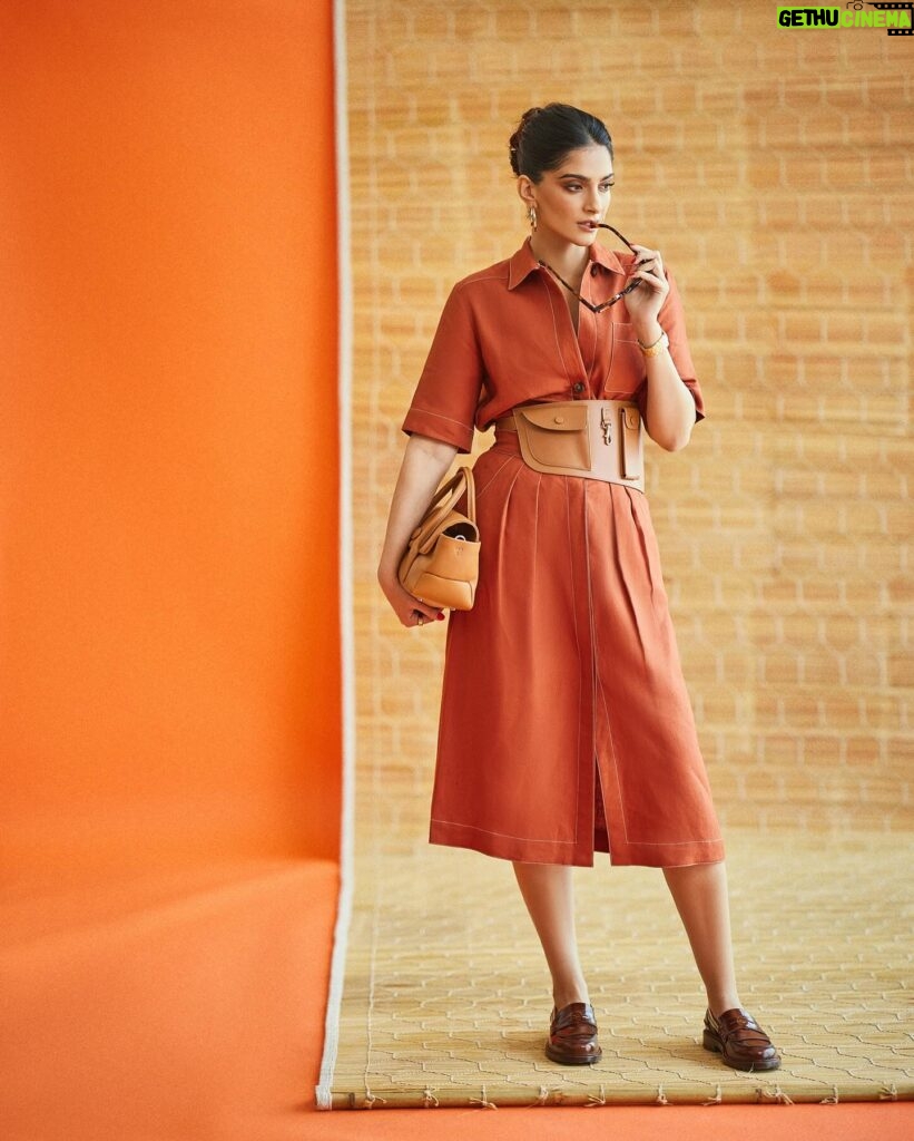 Sonam Kapoor Instagram - Excited to be here at the opening of @tods store in @jioworldplaza! Congratulations to Isha @mamamagish on this exquisite addition. Here’s to timeless style and unforgettable moments! 📸 : @sheldon.santos Hair : @bbhiral Make up : @tanvichemburkar Styling : @rheakapoor @abhilashatd Team : @niyatiij @tods @reliancebrandsltd @ajioluxe @jioworldplaza #TodsMumbai #Tods
