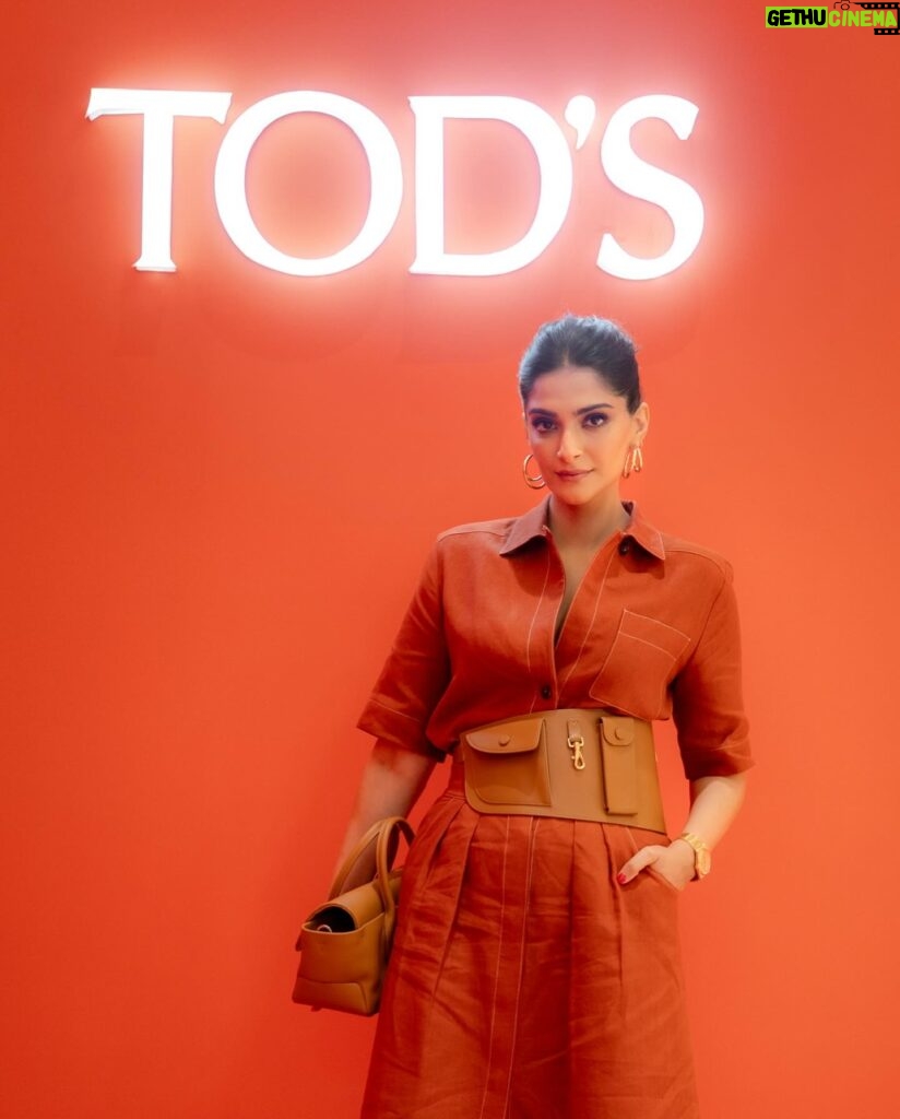 Sonam Kapoor Instagram - Excited to be here at the opening of @tods store in @jioworldplaza! Congratulations to Isha @mamamagish on this exquisite addition. Here’s to timeless style and unforgettable moments! 📸 : @sheldon.santos Hair : @bbhiral Make up : @tanvichemburkar Styling : @rheakapoor @abhilashatd Team : @niyatiij @tods @reliancebrandsltd @ajioluxe @jioworldplaza #TodsMumbai #Tods