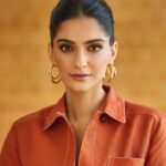 Sonam Kapoor Instagram - Excited to be here at the opening of @tods store in @jioworldplaza! Congratulations to Isha @mamamagish on this exquisite addition. Here’s to timeless style and unforgettable moments! 📸 : @sheldon.santos Hair : @bbhiral Make up : @tanvichemburkar Styling : @rheakapoor @abhilashatd Team : @niyatiij @tods @reliancebrandsltd @ajioluxe @jioworldplaza #TodsMumbai #Tods