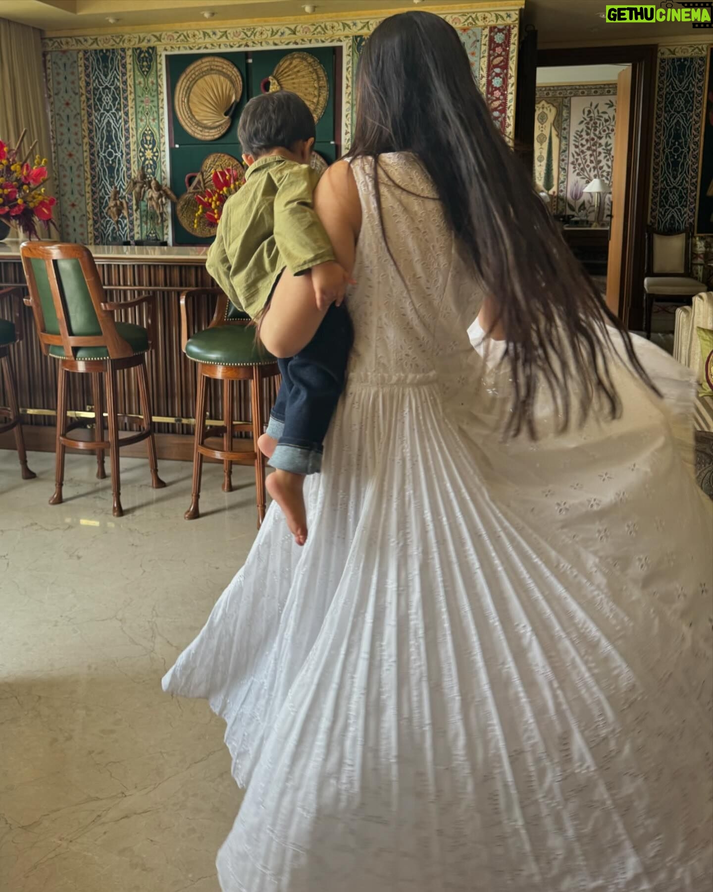 Sonam Kapoor Instagram - Sunday funday dancing with my cub 🦁 📸 @anandahuja #leo #doubleleo #musictogether