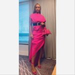Sonequa Martin-Green Instagram - 💫 ~ NEW YORK COMIC CON ~ 💫 ____________________________ Dress: Roland Mouret • @roland_mouret Shoes: Flor De Maria • @flordemariacollecthon Jewelry: Jennifer Fisher • @jenniferfisherjewelry Bag: Marie De La Roche • @marie.delaroche Hair: @monaeartistry Braids: @mariesmagictouch Makeup: @jessicasmalls Styling: @daniandemmastyle _____________________________ #nycc #startrekdiscovery #captainburnham 🖖🏽✊🏽🖤