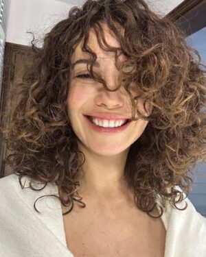 Songül Öden Instagram - Ahh Mabelimm şarkı yazmış saçlarıma @mabelmatiz 🤍