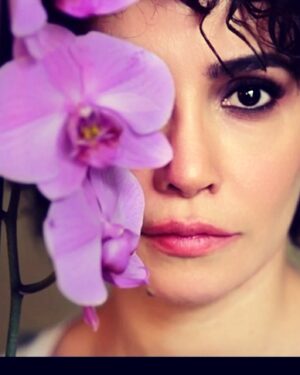Songül Öden Instagram - Beautiful women of Iran, we cry to the same songs. Your courage blossoms in all our hearts. Either we stand together or we all fall….
#iranprotests #iranianwomen #respect #mahsaaminiمهسا_امینی