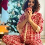 Songül Öden Instagram - Ne tuhaf bir yıldı … Masallara, iyi niyete, güzel çocuksu dileklere hala inanmak istiyorum…🤍En büyük dileğim kızımın sağlıkla gelmesi ve çok içten diliyorum ki ; “Yurtta sulh cihanda sulh” 🤍